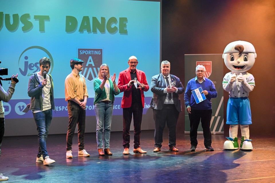 Juryleden Simon Coussement, Suze Daems en Davy Brocatus, schepen van Sport Peter Wouters en voorzitter van Jespo Frans Van den Wyngaert.