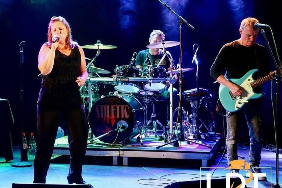 Coverband Stiletto staat op het podium van La Plasa Tropical.