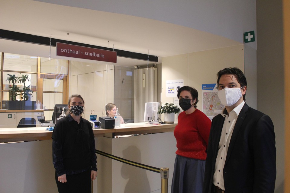 In het onthaal van het stadhuis is nu ook een snelbalie waar mensen bepaalde documenten kunnen aanvragen, aldus schepenen Heyrman en Buysrogge (rechts).