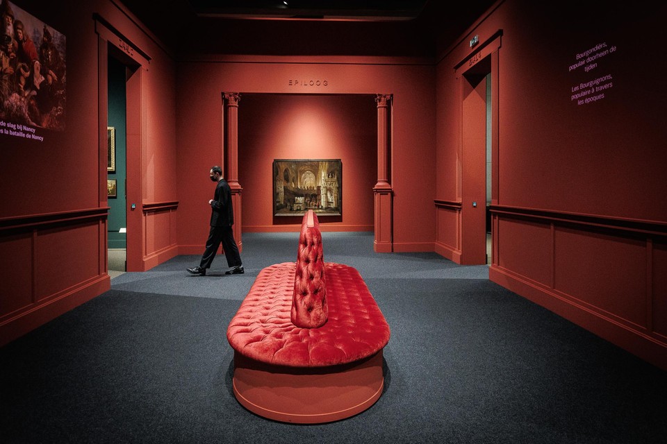 De tentoonstellingsruimte straalt helemaal de sfeer uit van een negentiende-eeuws Museum voor Schone Kunsten. 
