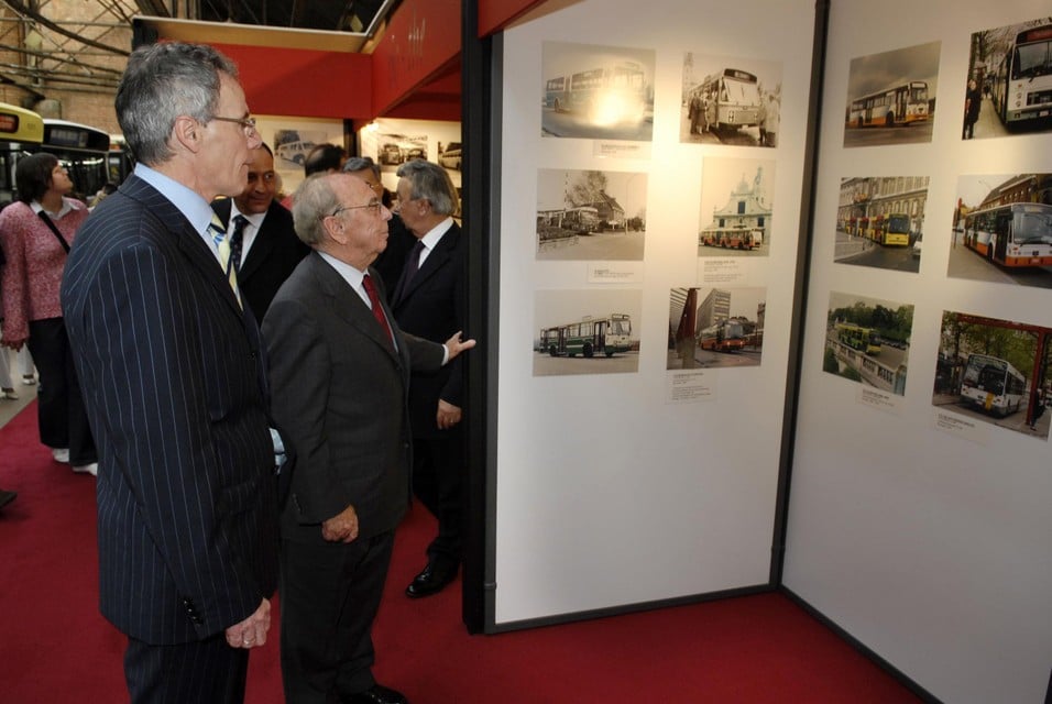 Marcel Van Hool tijdens een bezoek aan de tentoonstelling over zestig jaar Van Hool.