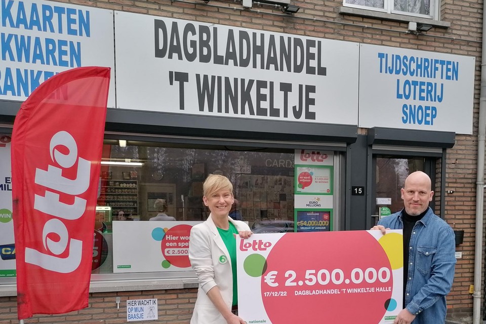 Zaakvoerder Bart Cools van ’t Winkeltje kreeg symbolisch de cheque overhandigd uit handen van Liliane Goor van de Nationale Loterij.