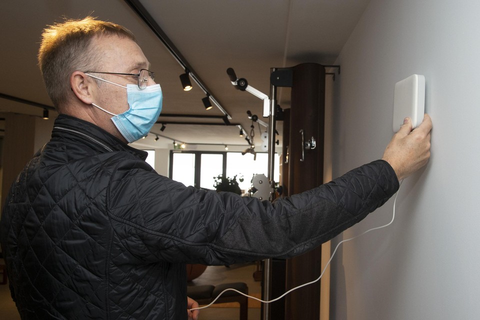 Roger Van Uden ontfermt zich over de installatie van de luchtmeter.