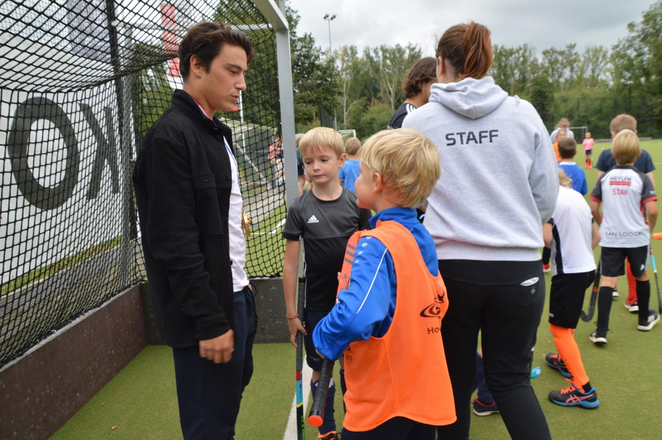 Thomas Briels bezoekt HC Blackbirds en toont zijn gouden plak van Tokio.
