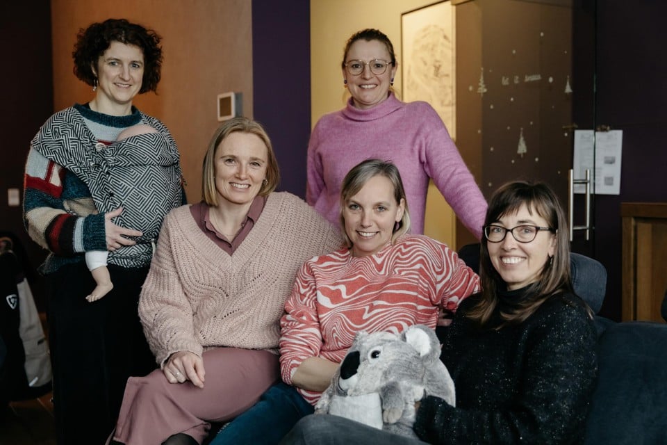 Ellen, Mireille, Elly, Nele en Anne van vroedvrouwenteam De Koala vieren hun vijfde verjaardag.