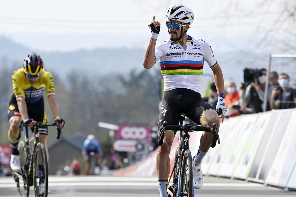 Wereldkampioen Julian Alaphilippe rekende op de slotklim af met Primoz Roglic.
