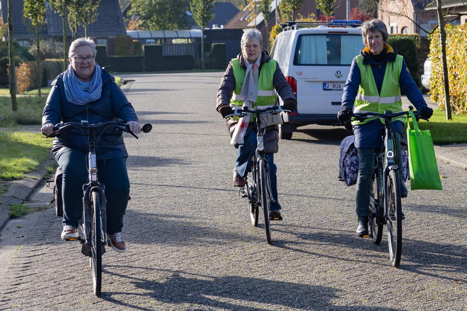 Maria Goossens, Mireille Westhof en Hilde De Laat van de Fietsersbond: “We zoeken nog handige vrijwilligers om onze fietsen mee rijklaar te maken.”