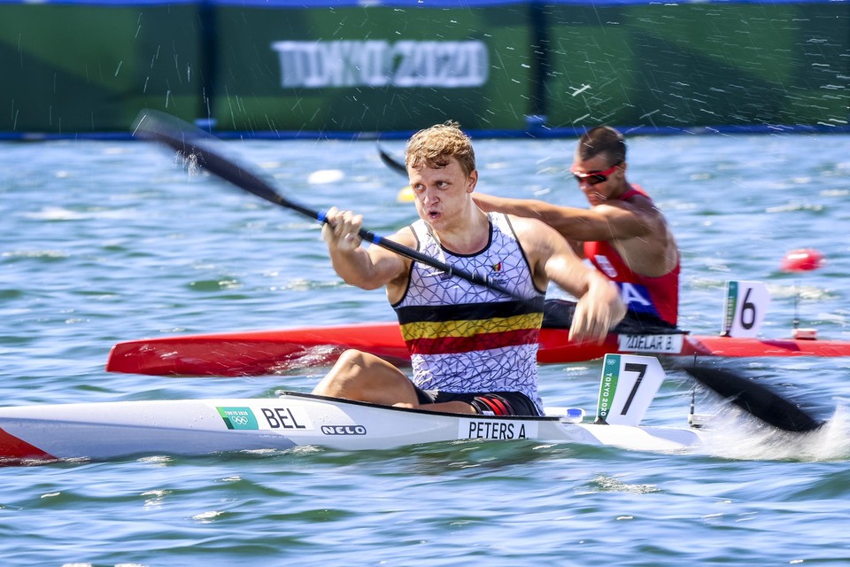 Kajakker Artuur Peters aan het werk in het water