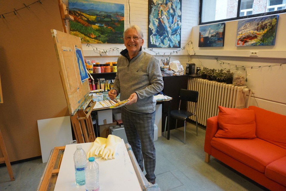 Paul Nouwkens aan het werk in zijn atelier.