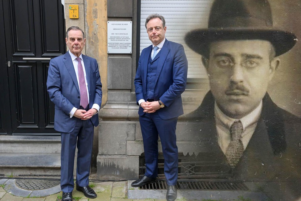 Aan de gevel van een woning in de De Boeystraat werd zondagmiddag een plaat aangebracht ter herinnering aan Abraham Fischer, de grootvader van politicus André Gantman.