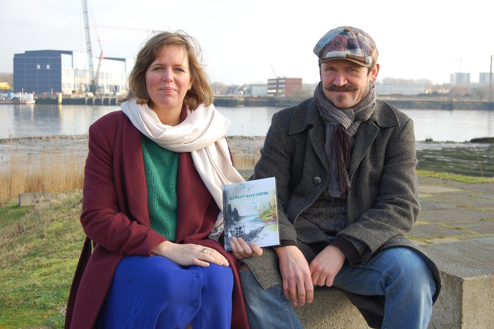 Gitte en Jan stellen het boek voor met het zicht op de industrie van Hoboken. 