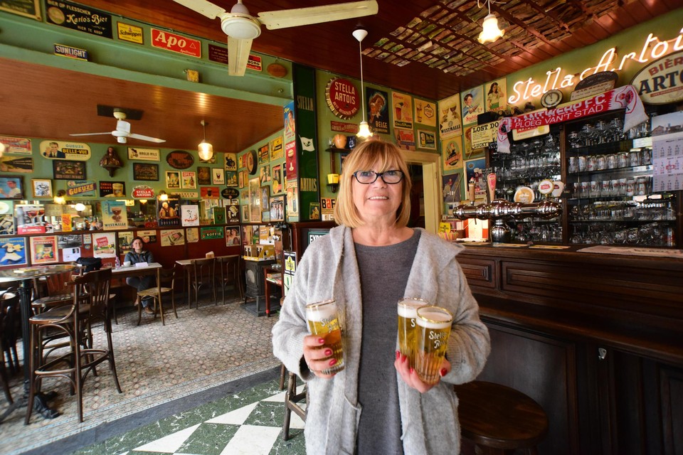 Ko van café Pelikaan in Halle. Hoe sneller iedereen zich laat vaccineren, hoe rapper we weer een pint kunnen gaan drinken.