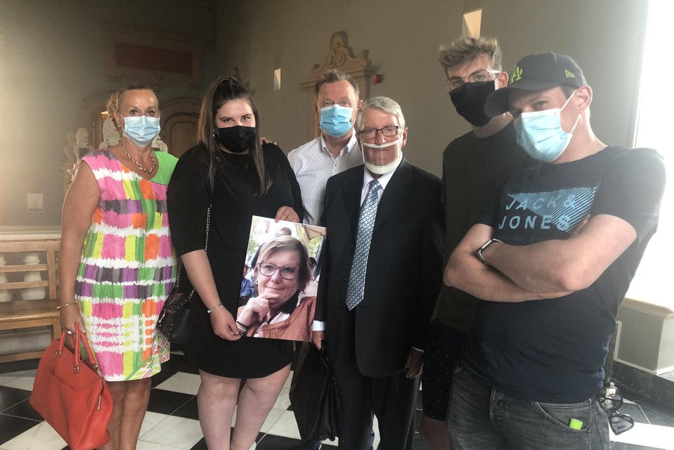 De familie van de doodgeslagen Sonja Mertens uit het Limburgse Lanklaar toont op de rechtbank in Turnhout een portret van het slachtoffer. Op de foto staan haar drie kinderen, Kirsten, Tom en Gunther, samen met haar broer, schoonzus en schoonbroer Tony Vanderlinden (vooraan).