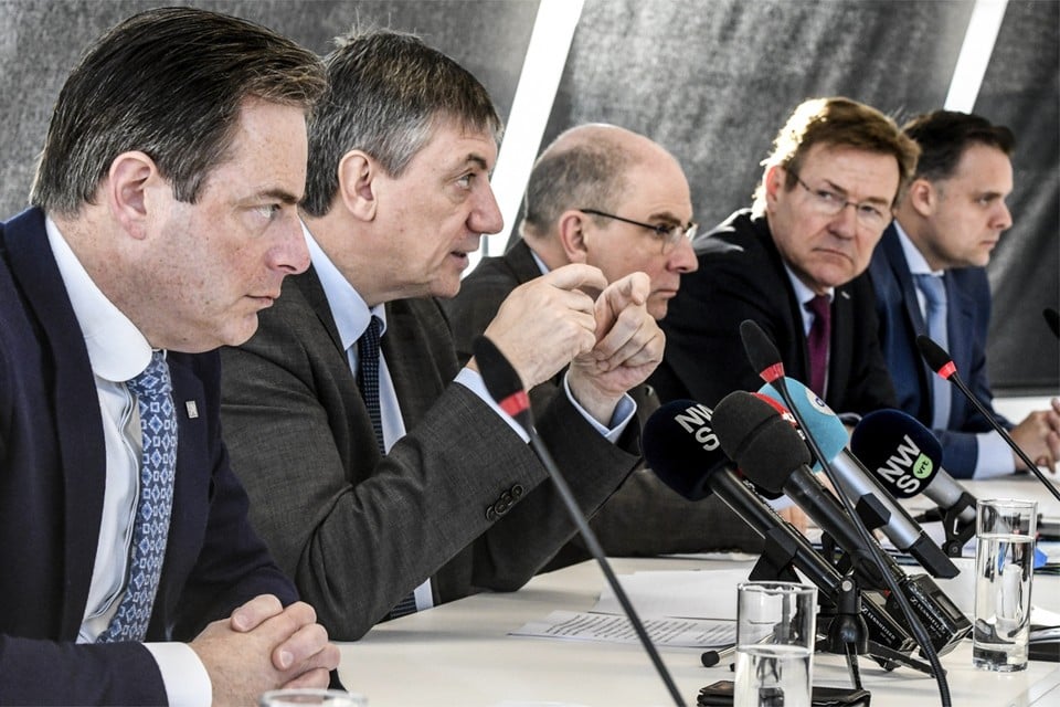 Bart De Wever naast Jan Jambon, Koen Geens, Johan Van Overtveldt en Philippe De Backer bij de voorstelling van het Stroomplan. 