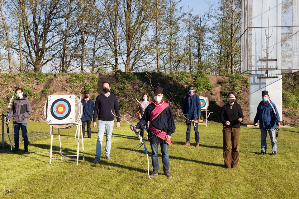 De handboogschutters samen met burgemeester Verstreken en schepen Rul bij de nieuwe staande wip.
