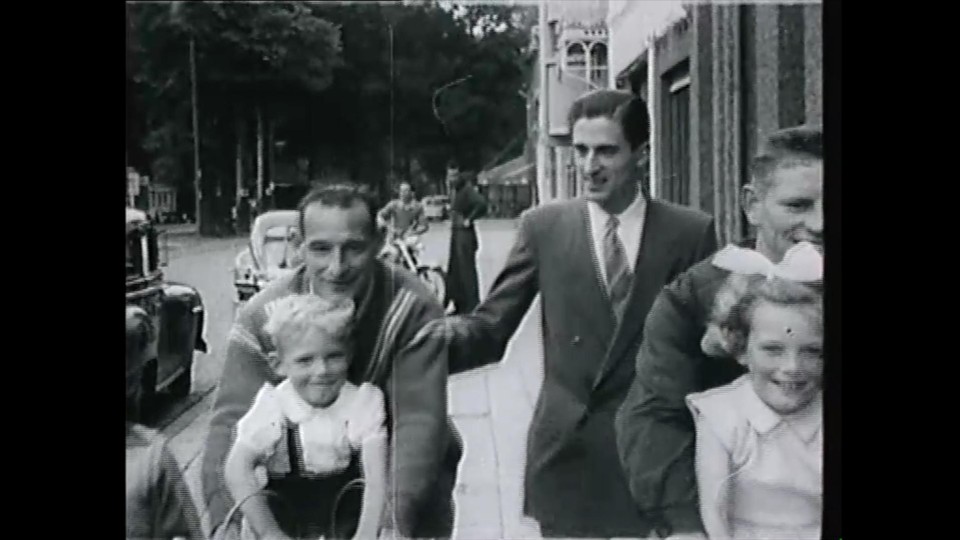 Jos Van Staeyen op weg naar de start van de Scheldeprijs in 1953.
