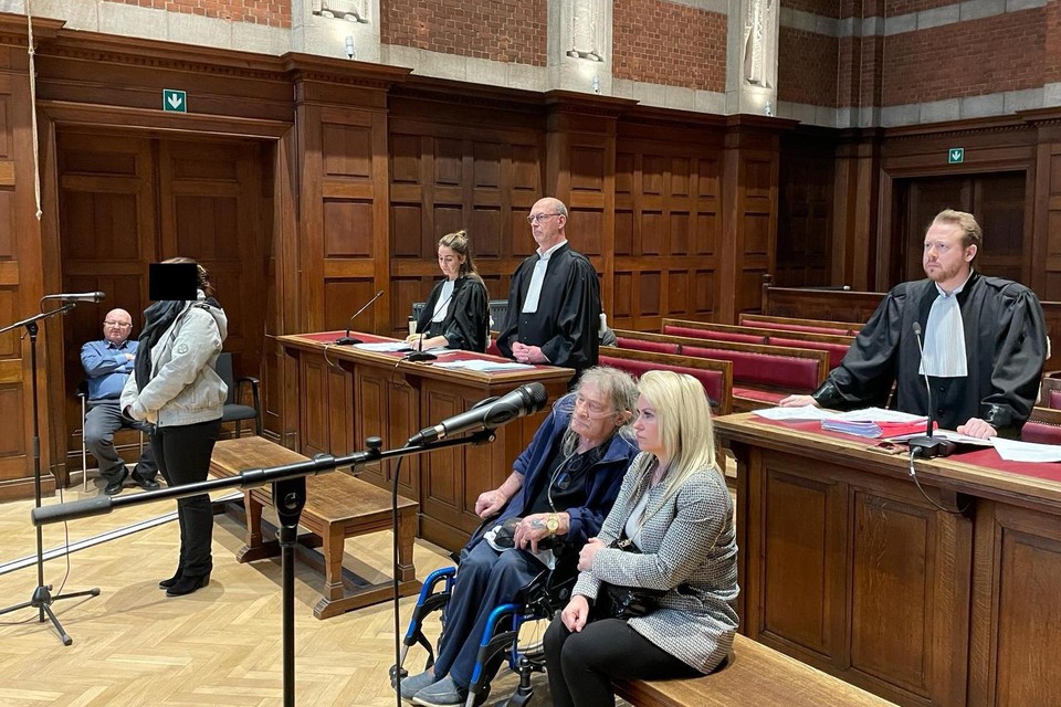 K.V. (links), een voormalige OCMW-medewerkster, werd in maart veroordeeld voor het bestelen van Robert (rechts), die met zijn dochter Patsy naar het proces in Dendermonde kwam.