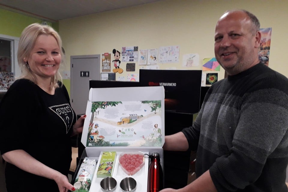 Koen Dewil en zijn vrouw stellen de hartverwarmende geschenkdoos voor.
