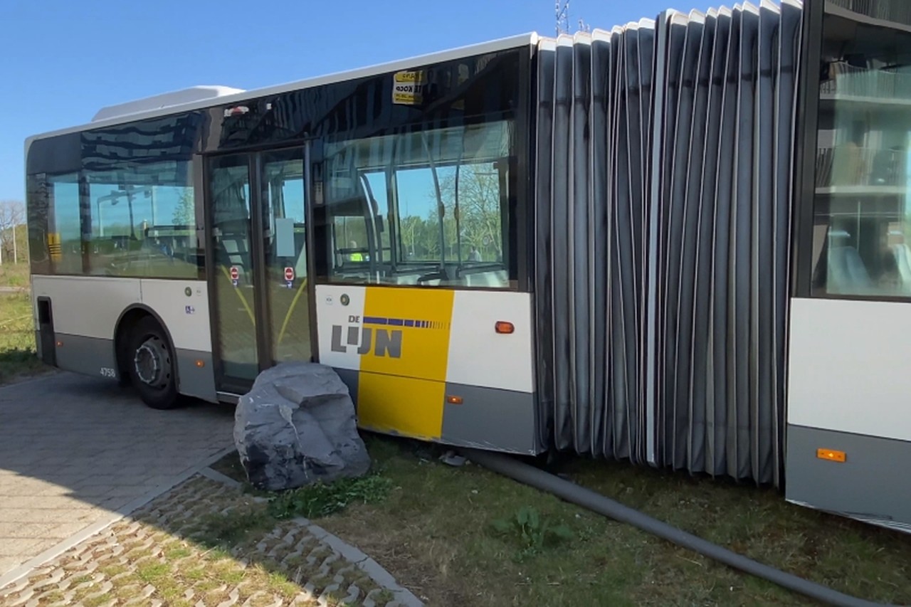 Chauffeur Lijn wordt onwel en bus van de rijweg in (Borgerhout) | Gazet van Antwerpen Mobile