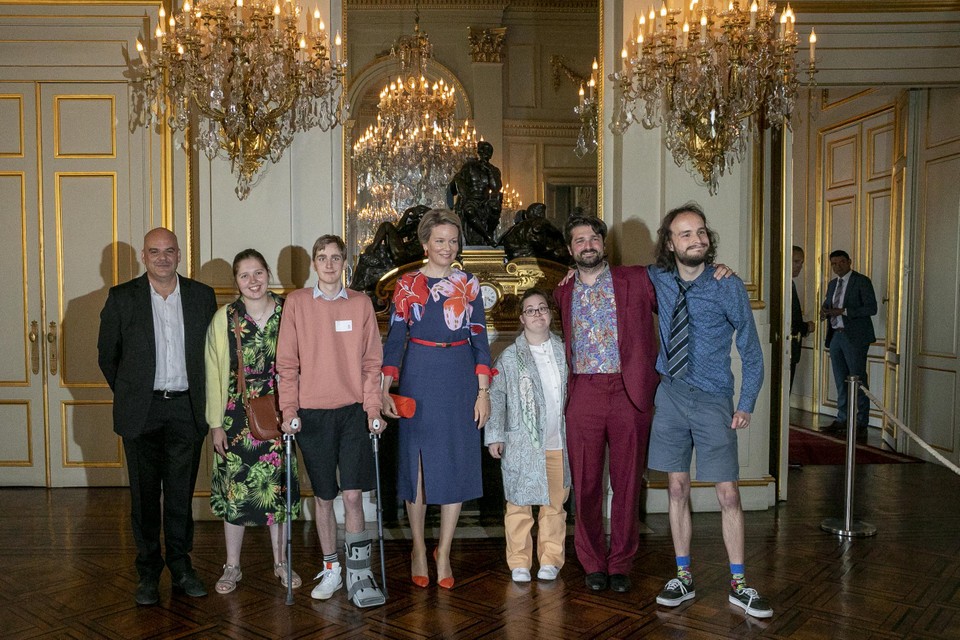 Koningin Mathilde met de laureaten. 