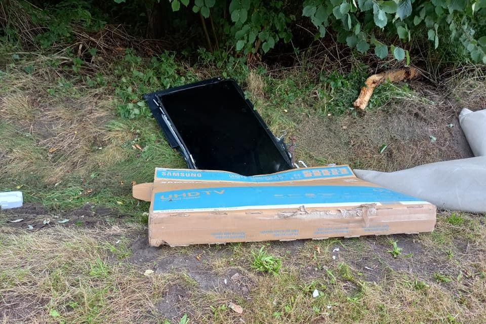De dader liet onder andere een televisietoestel en een kartonnen verpakking van een televisie achter.