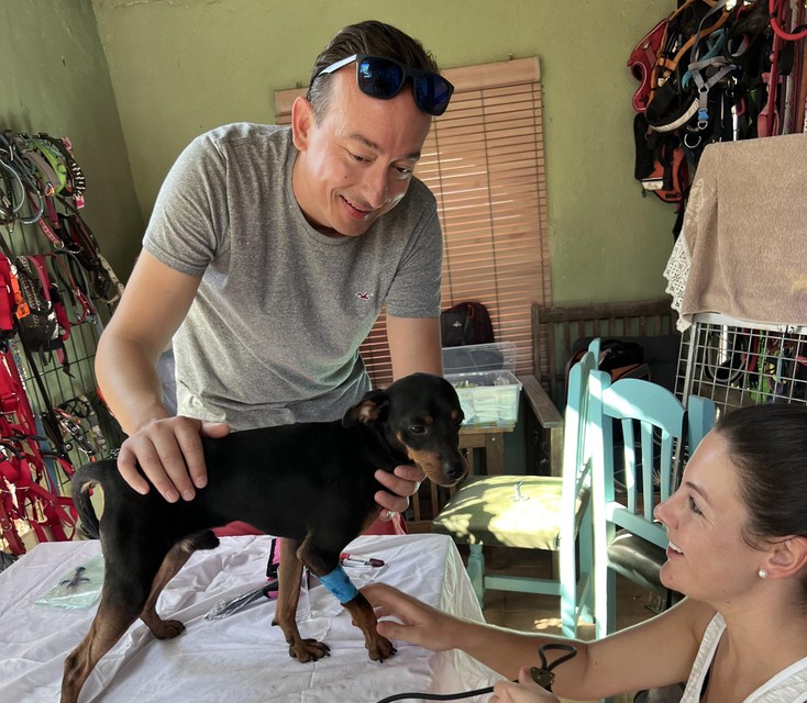 Bram en Jolien verzorgen een hond in Spanje. 