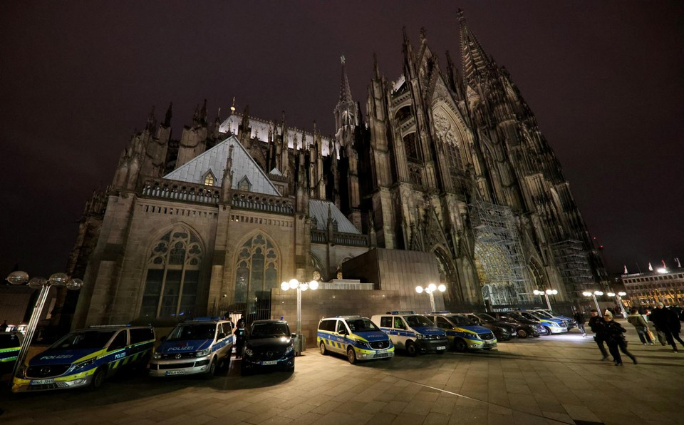 De politie is massaal aanwezig bij de Dom in Keulen.