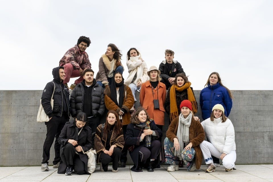 De vijftien jonge kunstenaars, onder wie Adel Satta (links met zwarte hoodie), wiens werk te zien is in het Fotomuseum tijdens Nightwatch. 