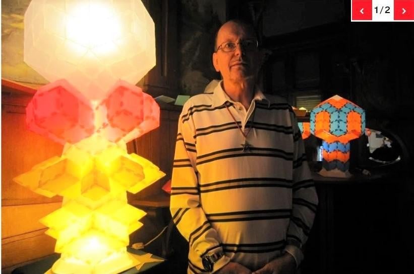 Hugo Verheyen in 2012 met zijn wiskundige geometrische lampenkappen.