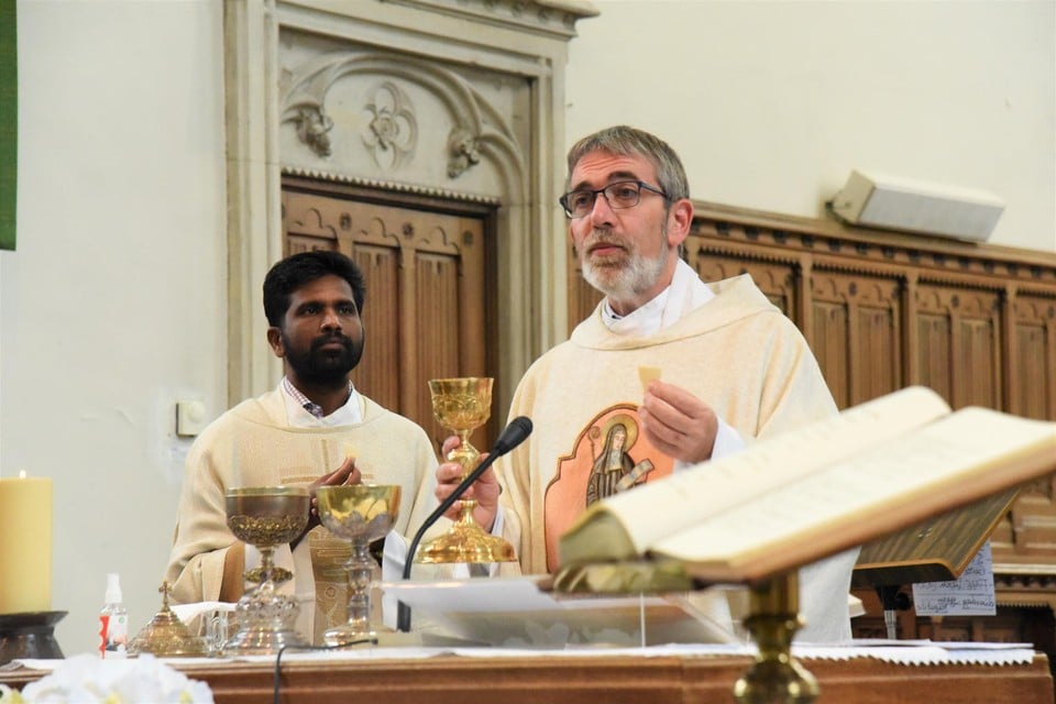 Pater Cyprian Prabu Dass met vicaris Wim Selderslaghs tijdens de viering in de Sint-Amelbergakerk zondag. 
