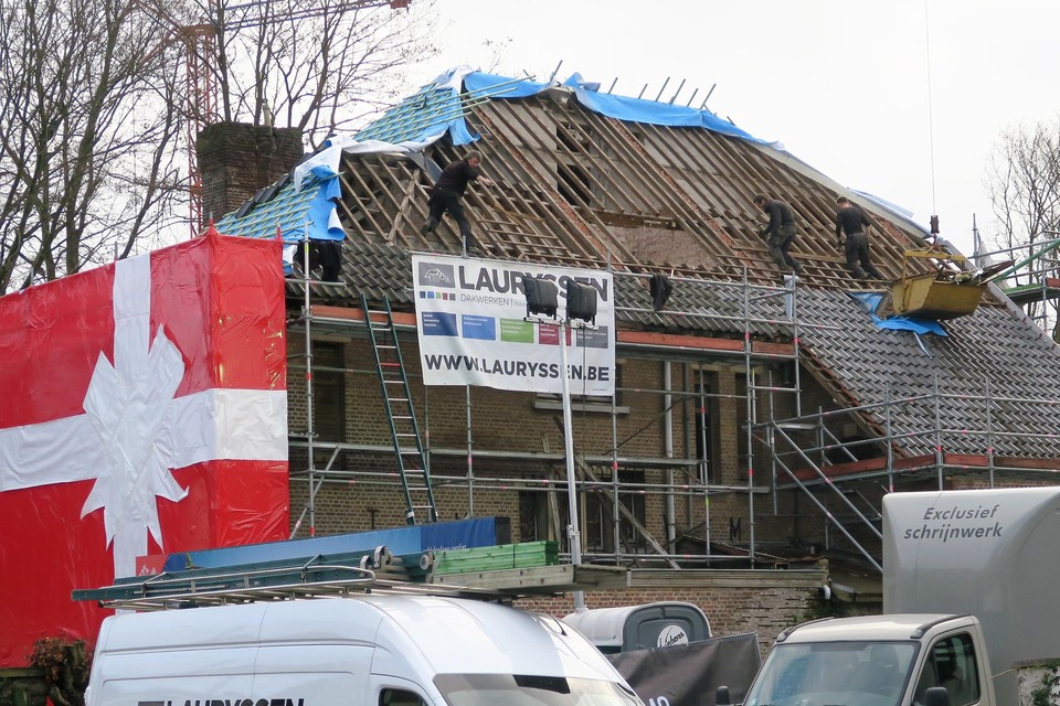 De dakwerkers zijn vorige week als eersten gestart met de restauratie van de bijna negentig jaar oude woning van Lodewijk De Vocht: ‘t Krekeloord.