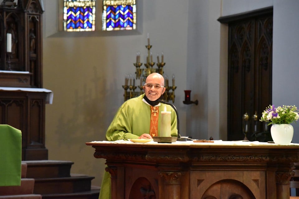 Pastoor Alvi, hier in de kerk van Massenhoven bij het heropstarten van de erediensten na de coronalockdown.
