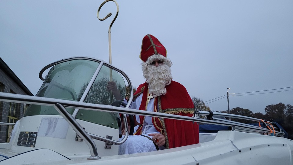 Sinterklaas meerde aan in een speedboat bij Chiro Brecht. 