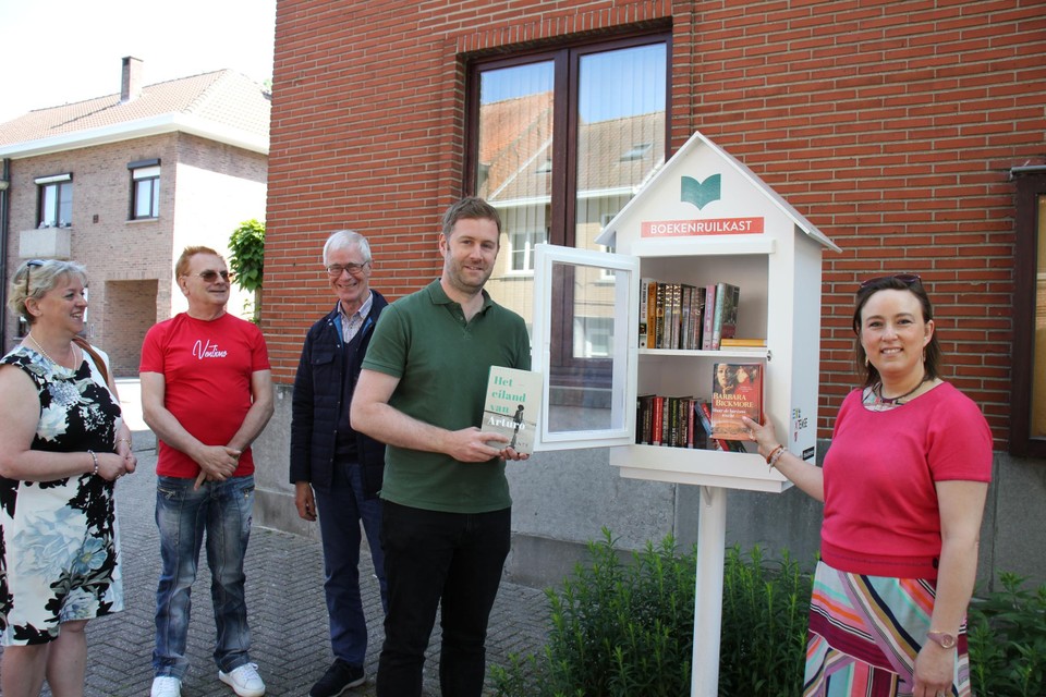 Schepen Truyman (rechts) en leden van de beheerraad van de bibliotheek, waaronder bibliothecaris De Lathouwer (in groen T-shirt), kwamen zondag enkele boeken in de kast van Steendorp steken. 