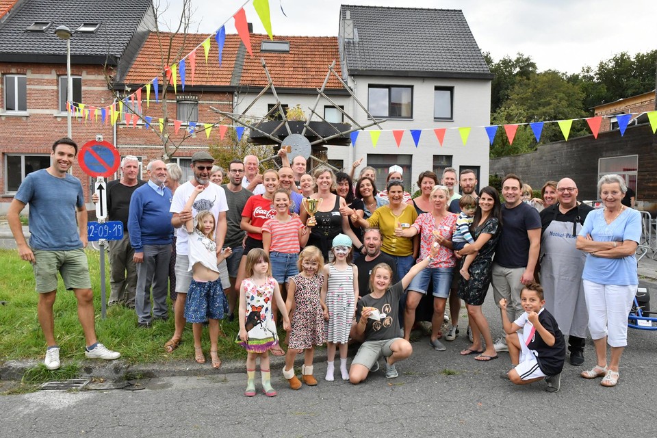 Schepen Tom Tachelet ging twee jaar geleden de ‘slimste’ buurt van de Molendreef/Lindenlei feliciteren met het winnen van de quiz;