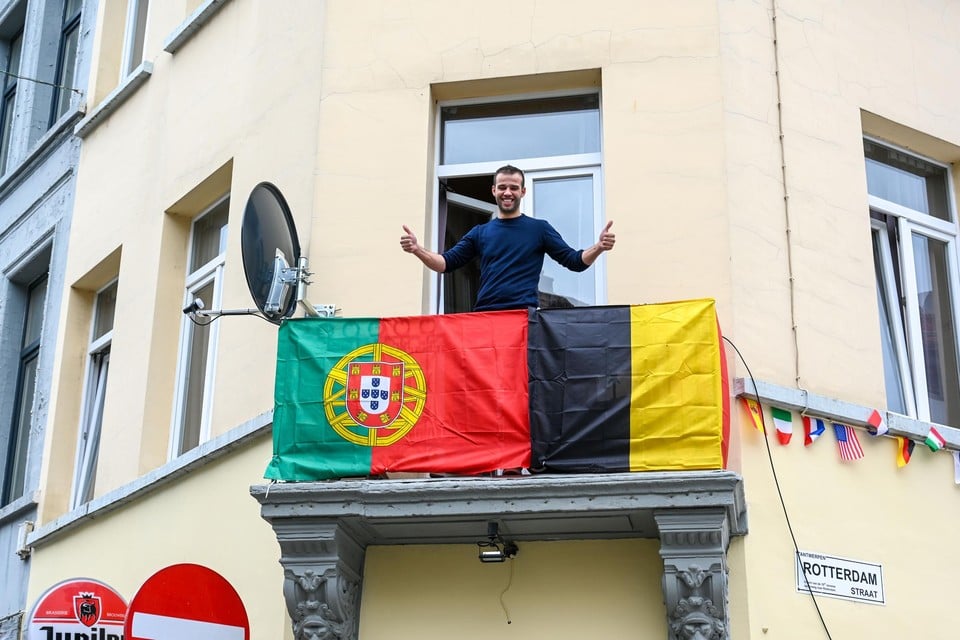 Eigenaar Carlos Mendes op het balkon boven zijn Cantinho do café. 
