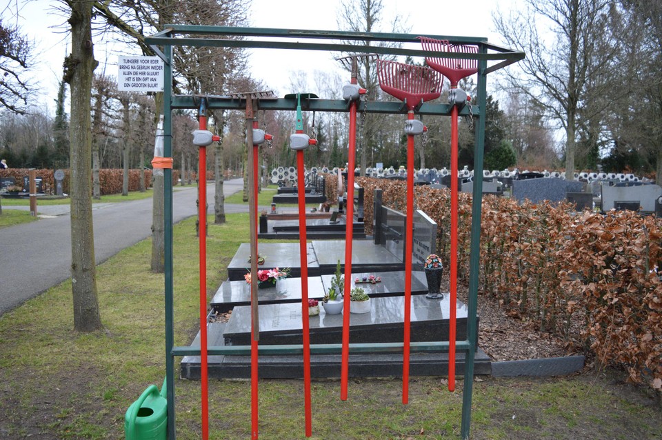 Wel tof: de begraafplaats van Oostmalle heeft al enkele jaren een soort harkenbieb, een idee van Den Grooten Buurt. Je kan de harken ontlenen met een muntje dat je terugkrijgt na afloop zoals bij een winkelkar.