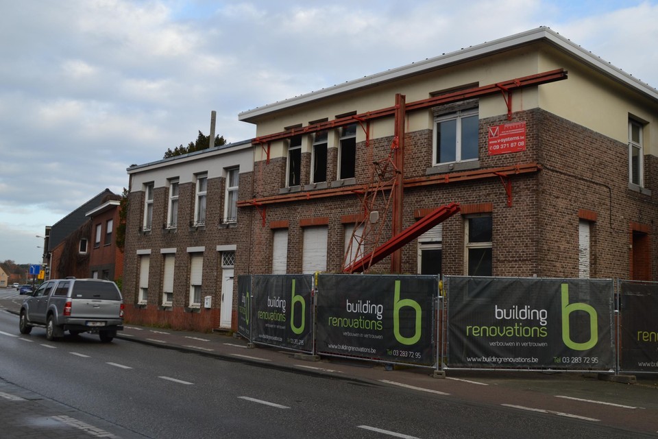 Het gebouw wordt gerenoveerd.
