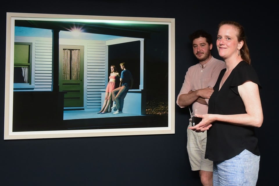 Glenn Geerinck en Annelies Nagels bij ‘Summer Evening’ van Laetitia Molenaar, duidelijk geïnspireerd door de werken van Edward Hopper.