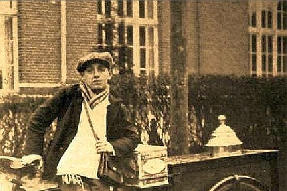 Staf Janssens met zijn bakfiets in de jaren 30. Deze bakfiets was de wieg van het Ijsboerke-imperium. 
