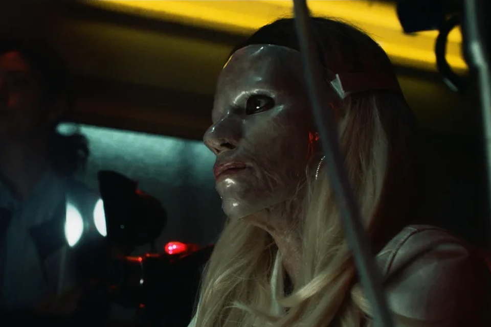 Veerle Baetens, met een plastic masker voor haar verbrande gezicht. 