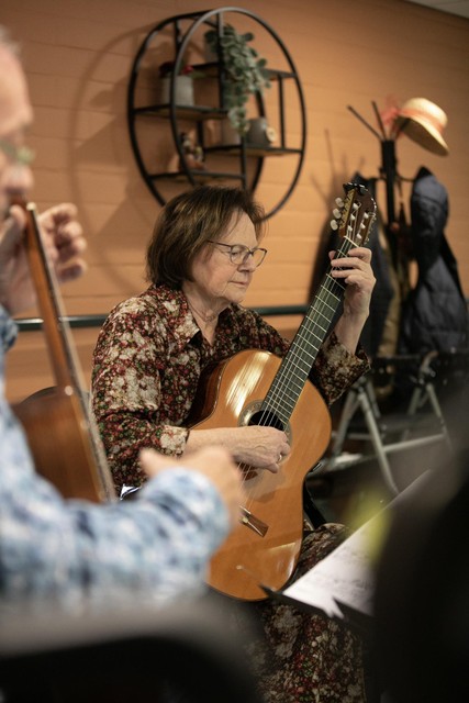 Francine Ceulemans, op gitaar, speelde samen met David De Groot enkele prachtige stukken voor haar moeder.