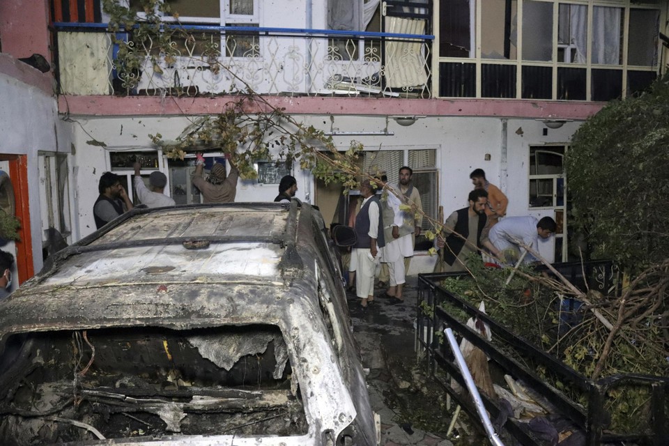 De ravage na de aanval voor het huis van Ahmadi, op 29 augustus