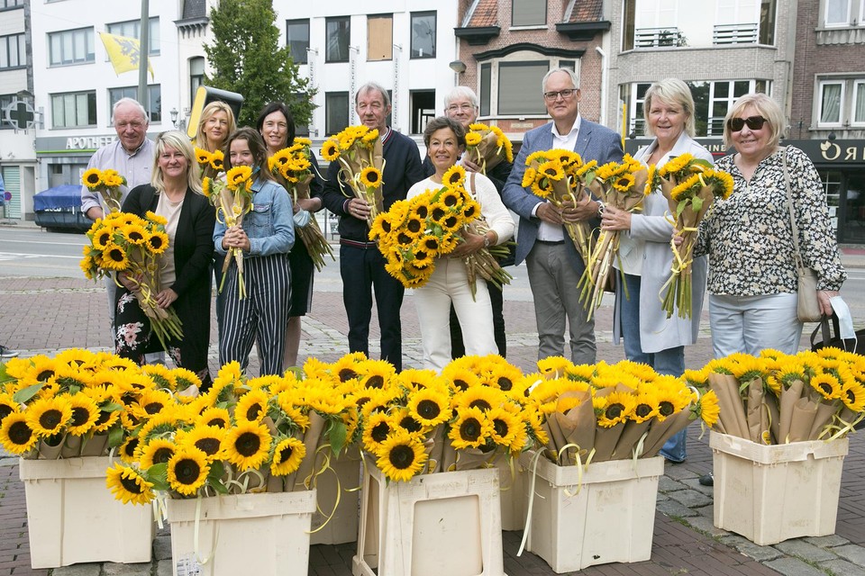 Waarnemend burgemeester Philip Cools (derde van rechts) met de rest van de N-VA-ploeg.