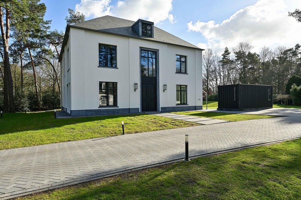 Steeds meer Nederlanders kopen in België een villa, omdat de markt bij onze noorderburen heel duur is. Deze statige villa werd door een Nederlander gekocht. De vraagprijs bedroeg 1.575.000 euro. 
