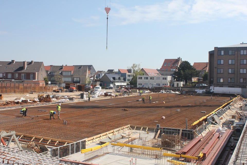 De nieuwe parkeergarage krijgt ongeveer evenveel parkeerplaatsen als de parking die er vroeger lag.