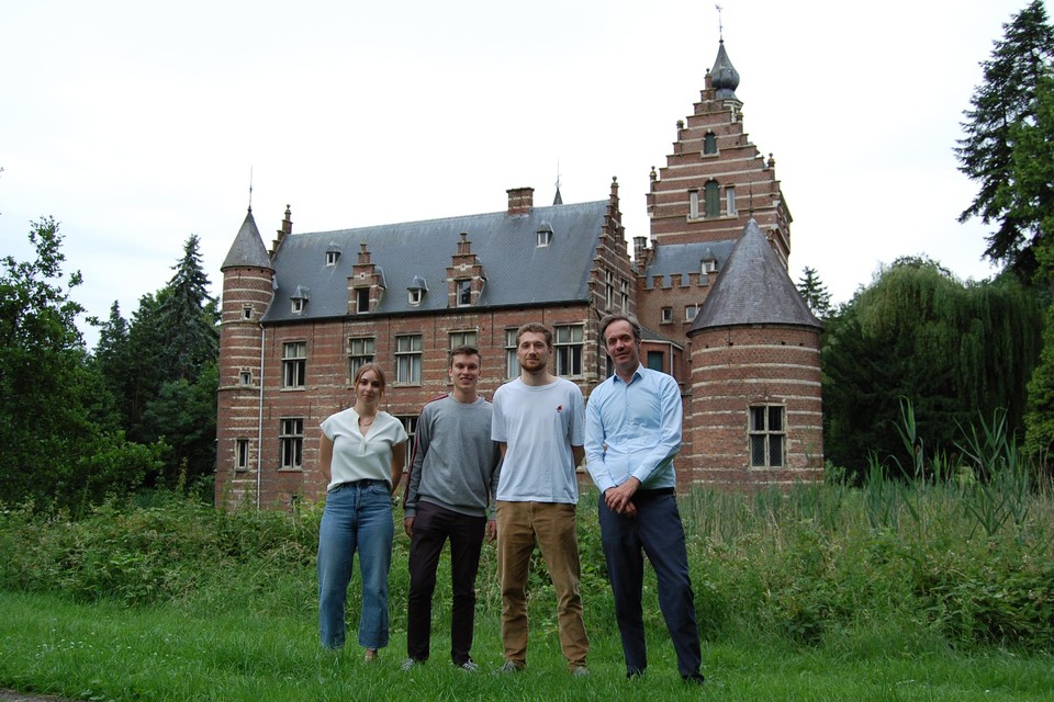 Debby, Ben, Jonathan en Geert aan het idyllische kasteel Altena.