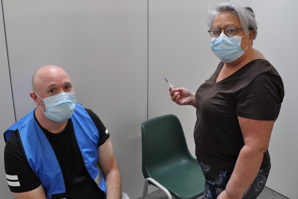 De vaccinaties krijgen het aantal besmettingen in het Waasland voorlopig niet naar omlaag.