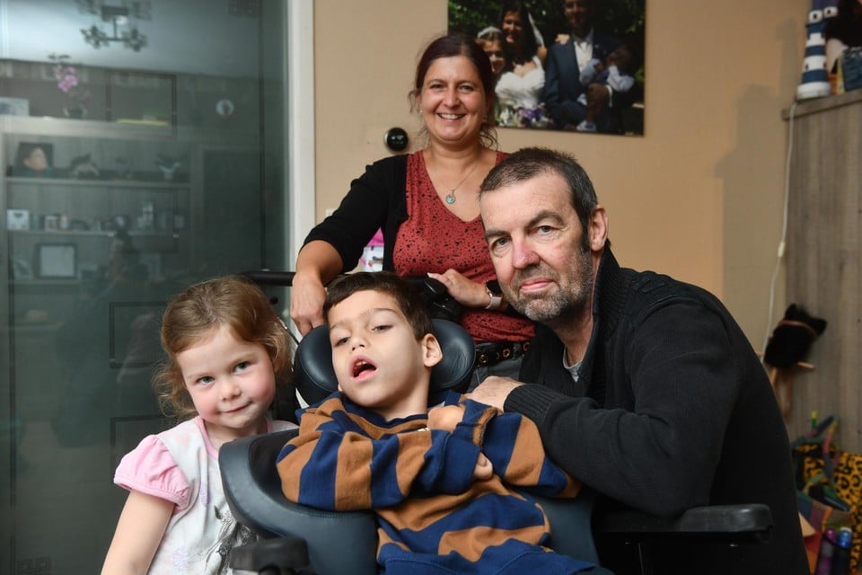 Thorben,met papa Mano, mama Vicky en zus Nhynke. Inzet: Thorben in de Innowalk.
