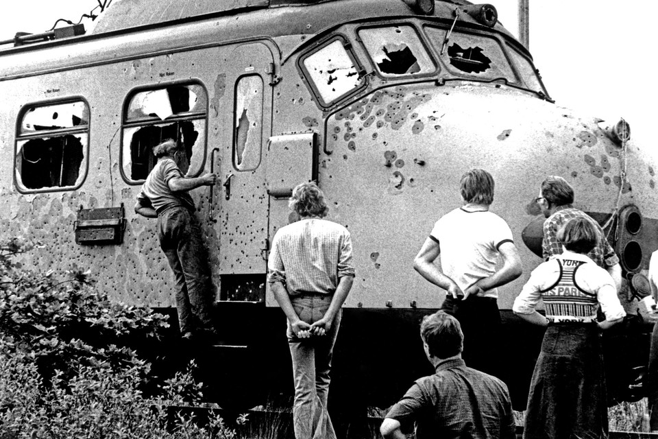 Mariniers kwamen de wagons binnen via de ramen. Ze schoten zes kapers dood en twee gijzelaars. De vraag is of ze van hogerhand bevel kregen te doden.